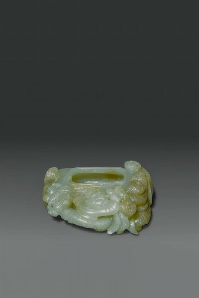 CALAMAIO : Calamaio in giada celadon scolpito con figure e fiori di loto  Cina  dinastia Qing  XIX sec cm 7 5x6  - Asta Asta di Arte Orientale - Associazione Nazionale - Case d'Asta italiane