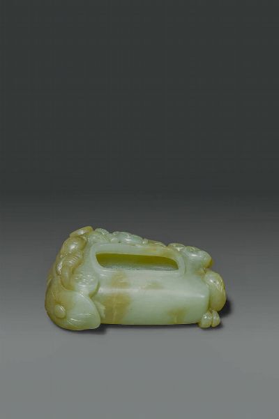 CALAMAIO : Calamaio in giada celadon scolpito con figure e fiori di loto  Cina  dinastia Qing  XIX sec cm 7 5x6  - Asta Asta di Arte Orientale - Associazione Nazionale - Case d'Asta italiane