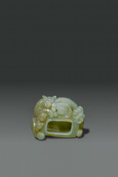CALAMAIO : Calamaio in giada celadon scolpito con figure e fiori di loto  Cina  dinastia Qing  XIX sec cm 7 5x6  - Asta Asta di Arte Orientale - Associazione Nazionale - Case d'Asta italiane