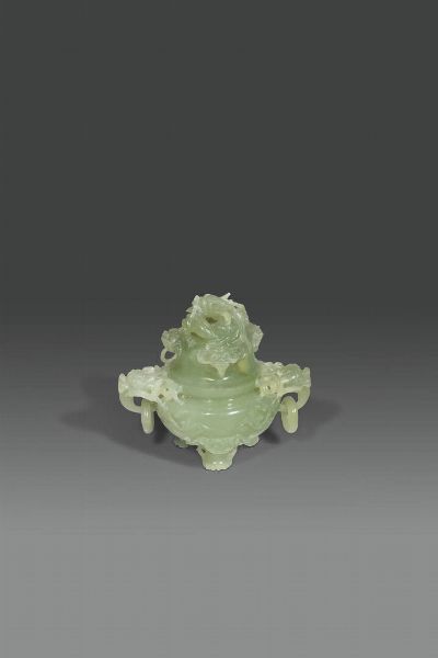 INCENSIERE : Incensiere tripode scolpito in giadeite verde con anse ad anello e presa a foggia di leone  Cina  Repubblica  XX sec H cm 17x19  - Asta Asta di Arte Orientale - Associazione Nazionale - Case d'Asta italiane