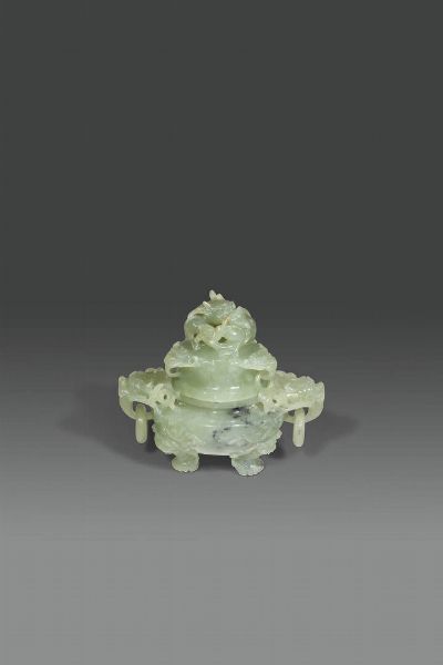 INCENSIERE : Incensiere tripode scolpito in giadeite verde con anse ad anello e presa a foggia di leone  Cina  Repubblica  XX sec H cm 17x19  - Asta Asta di Arte Orientale - Associazione Nazionale - Case d'Asta italiane