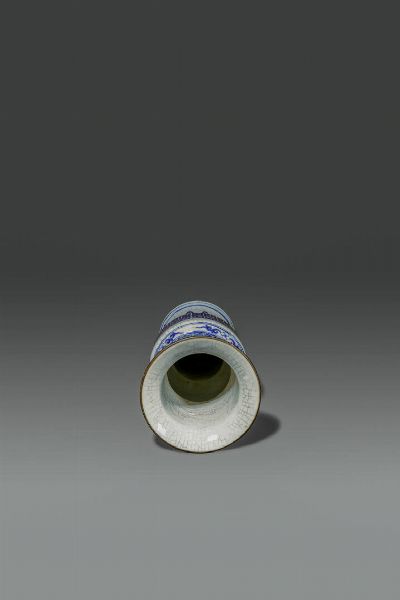 VASO : Vaso Gu in porcellana con decori di ispirazione arcaica sui toni del bianco e blu  Cina  dinastia Qing  XIX sec H cm 44  - Asta Asta di Arte Orientale - Associazione Nazionale - Case d'Asta italiane