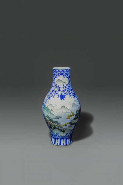 VASO : Vaso in porcellana bianco e blu con scene di paesaggi policromi entro riserve  Cina  dinastia Qing  XIX sec H cm 39 Diam cm 20  - Asta Asta di Arte Orientale - Associazione Nazionale - Case d'Asta italiane