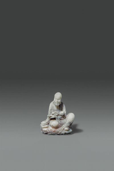 FIGURA DI SAGGIO : Figura di saggio con Ruyi scolpito in saponaria  Cina  dinastia Qing  XVIII sec H cm 13 5x11  - Asta Asta di Arte Orientale - Associazione Nazionale - Case d'Asta italiane