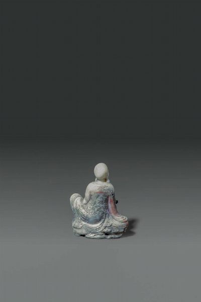FIGURA DI SAGGIO : Figura di saggio con Ruyi scolpito in saponaria  Cina  dinastia Qing  XVIII sec H cm 13 5x11  - Asta Asta di Arte Orientale - Associazione Nazionale - Case d'Asta italiane