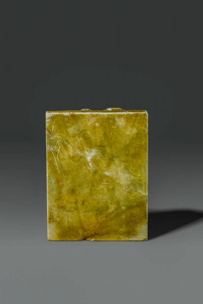 PLACCA : Placca scolpita in saponaria con figura di Shoulao entro paesaggio  Cina  dinastia Qing  epoca Jiaqing (1796-1820) cm 21x16  - Asta Asta di Arte Orientale - Associazione Nazionale - Case d'Asta italiane