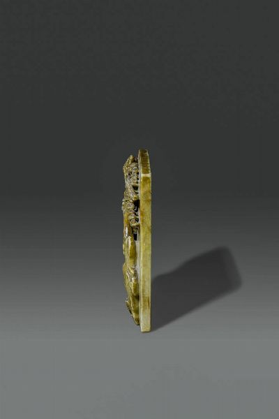 PLACCA : Placca scolpita in saponaria con figura di Shoulao entro paesaggio  Cina  dinastia Qing  epoca Jiaqing (1796-1820) cm 21x16  - Asta Asta di Arte Orientale - Associazione Nazionale - Case d'Asta italiane