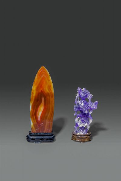 DUE GUANYIN : Due figure di Guanyin  una in ametista e l'altra in agata con aureola  Cina  Repubblica  XX secolo. h cm 15 h cm 18 5  - Asta Asta di Arte Orientale - Associazione Nazionale - Case d'Asta italiane
