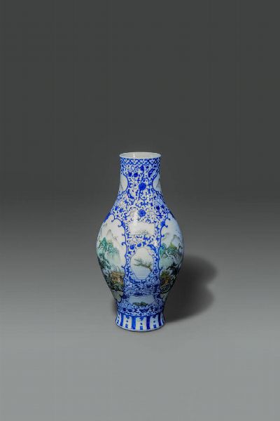 VASO : Vaso in porcellana bianco e blu con scene di paesaggi policromi entro riserve  Cina  dinastia Qing  XIX sec H cm 39 Diam cm 20  - Asta Asta di Arte Orientale - Associazione Nazionale - Case d'Asta italiane
