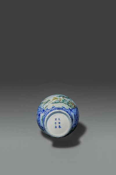 VASO : Vaso in porcellana bianco e blu con scene di paesaggi policromi entro riserve  Cina  dinastia Qing  XIX sec H cm 39 Diam cm 20  - Asta Asta di Arte Orientale - Associazione Nazionale - Case d'Asta italiane