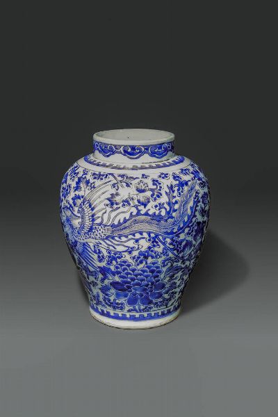 VASO : Vaso in porcellana bianco e blu con decori di fenici e fiori  Cina  dinastia Qing  XIX sec H cm 31 Diam cm 26  - Asta Asta di Arte Orientale - Associazione Nazionale - Case d'Asta italiane