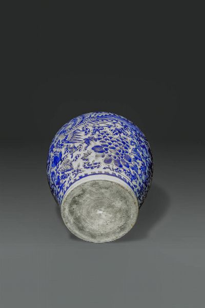 VASO : Vaso in porcellana bianco e blu con decori di fenici e fiori  Cina  dinastia Qing  XIX sec H cm 31 Diam cm 26  - Asta Asta di Arte Orientale - Associazione Nazionale - Case d'Asta italiane