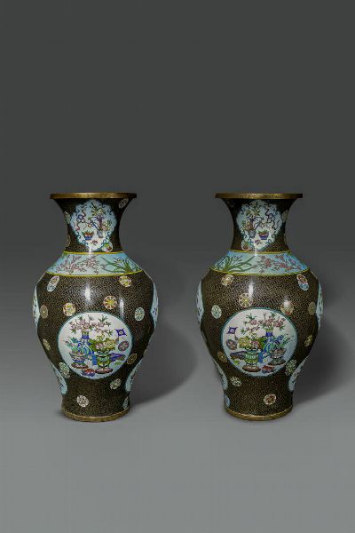 COPPIA DI VASI : Coppia di vasi cloisonne con decori policromi a palloni e fiori entro riserve su sfondo marrone  Cina  XX sec H cm 65 Diam cm 35  - Asta Asta di Arte Orientale - Associazione Nazionale - Case d'Asta italiane