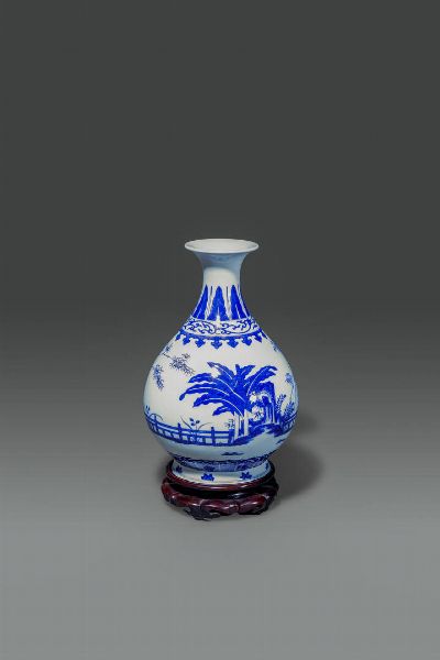VASO : Vaso in porcellana bianco e blu con decori di paesaggio  Cina  dinastia Qing  epoca Daoguang (1821-1850) H cm 28 Diam cm 18  - Asta Asta di Arte Orientale - Associazione Nazionale - Case d'Asta italiane