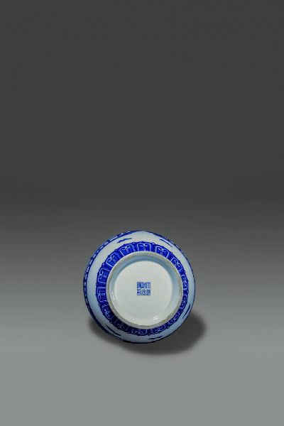 VASO : Vaso in porcellana bianco e blu con decori di paesaggio  Cina  dinastia Qing  epoca Daoguang (1821-1850) H cm 28 Diam cm 18  - Asta Asta di Arte Orientale - Associazione Nazionale - Case d'Asta italiane
