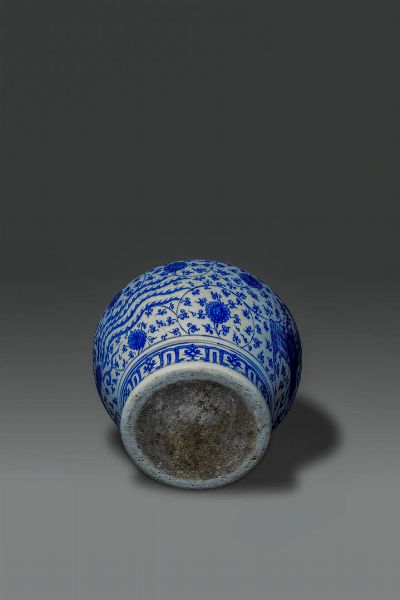 VASO : Vaso in porcellana bianco e blu  dipinto con fenici e decori floreali  Cina  dinastia Qing  XIX sec H cm 33 DIam cm 33  - Asta Asta di Arte Orientale - Associazione Nazionale - Case d'Asta italiane