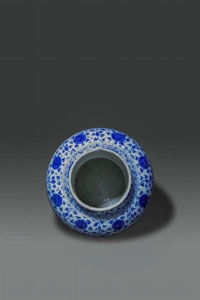 VASO : Vaso in porcellana bianco e blu  dipinto con fenici e decori floreali  Cina  dinastia Qing  XIX sec H cm 33 DIam cm 33  - Asta Asta di Arte Orientale - Associazione Nazionale - Case d'Asta italiane