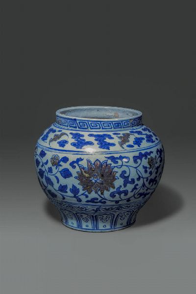 VASO : Vaso in porcellana bianco e blu dipinto con fiori e pipistrelli  Cina  dinastia Qing  XVIII sec H cm 23 Diam cm 26  - Asta Asta di Arte Orientale - Associazione Nazionale - Case d'Asta italiane