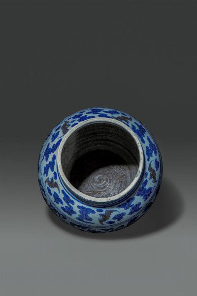 VASO : Vaso in porcellana bianco e blu dipinto con fiori e pipistrelli  Cina  dinastia Qing  XVIII sec H cm 23 Diam cm 26  - Asta Asta di Arte Orientale - Associazione Nazionale - Case d'Asta italiane