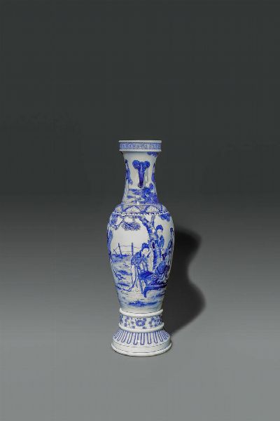 VASO : Vaso in porcellana bianco e blu dipinto con Guanyin e manici a rilievo a forma di elefanti  Cina  dinastia Qing  XIX sec H cm 54 Diam cm 18  - Asta Asta di Arte Orientale - Associazione Nazionale - Case d'Asta italiane