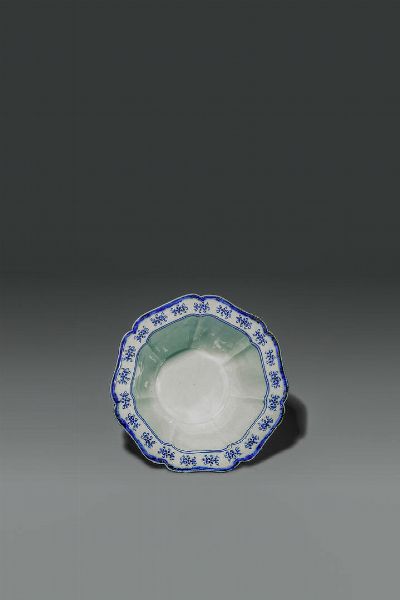 GIARDINIERA : Giardiniera ottogonale in porcellana bianco e blu con soggetti naturalistici entro riserve e decori floreali  Cina  dinastia Qing  XIX sec H cm 13 Diam cm 24  - Asta Asta di Arte Orientale - Associazione Nazionale - Case d'Asta italiane