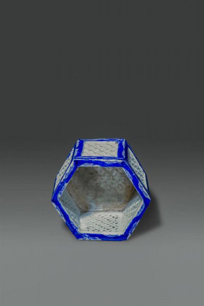 GIARDINIERA : Piccola giardiniera in porcellana bianco e blu  Cina  Repubblica  XX sec H 10 5x15  - Asta Asta di Arte Orientale - Associazione Nazionale - Case d'Asta italiane