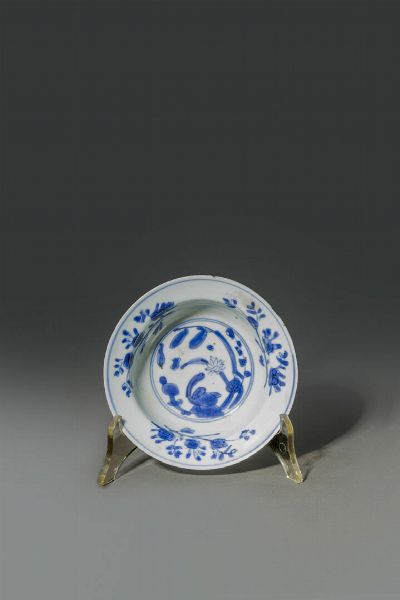 CIOTOLA : Ciotola in porcellana bianco e blu  Cina  dinastia Qing   XIX sec Diam cm 15 H cm 4 5  - Asta Asta di Arte Orientale - Associazione Nazionale - Case d'Asta italiane