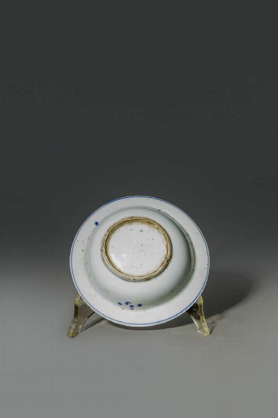 CIOTOLA : Ciotola in porcellana bianco e blu  Cina  dinastia Qing   XIX sec Diam cm 15 H cm 4 5  - Asta Asta di Arte Orientale - Associazione Nazionale - Case d'Asta italiane
