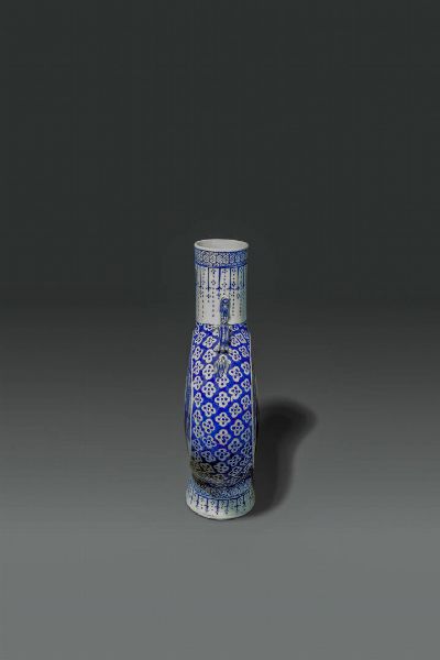 FIASCA : Fiasca in porcellana bianco e blu con scene di vita comune entro riserve  Cina  dinastia Qing  XIX sec H cm 36x24  - Asta Asta di Arte Orientale - Associazione Nazionale - Case d'Asta italiane