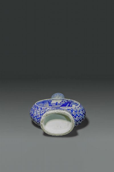 FIASCA : Fiasca in porcellana bianco e blu con scene di vita comune entro riserve  Cina  dinastia Qing  XIX sec H cm 36x24  - Asta Asta di Arte Orientale - Associazione Nazionale - Case d'Asta italiane