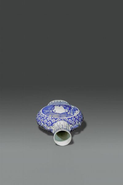 FIASCA : Fiasca in porcellana bianco e blu con scene di vita comune entro riserve  Cina  dinastia Qing  XIX sec H cm 36x24  - Asta Asta di Arte Orientale - Associazione Nazionale - Case d'Asta italiane