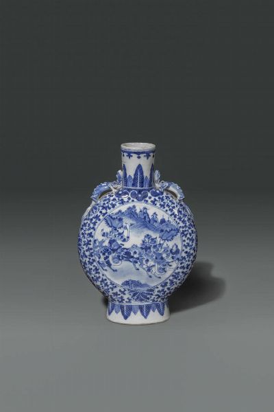 FIASCA : Fiasca in porcellana bianco e blu decorata con scene di battaglia e manici a forma di drago  Cina  dinastia Qing  XIX secolo. H cm 26x18  - Asta Asta di Arte Orientale - Associazione Nazionale - Case d'Asta italiane