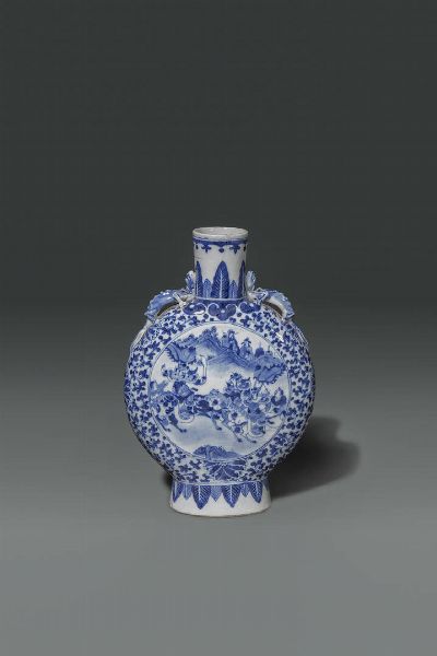 FIASCA : Fiasca in porcellana bianco e blu decorata con scene di battaglia e manici a forma di drago  Cina  dinastia Qing  XIX secolo. H cm 26x18  - Asta Asta di Arte Orientale - Associazione Nazionale - Case d'Asta italiane