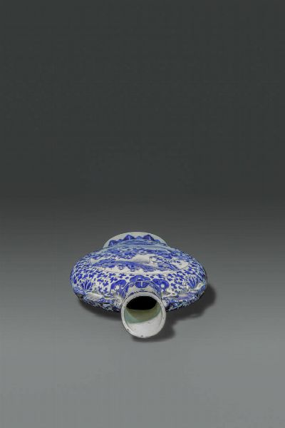 FIASCA : Fiasca in porcellana bianco e blu decorata con scene di battaglia e manici a forma di drago  Cina  dinastia Qing  XIX secolo. H cm 26x18  - Asta Asta di Arte Orientale - Associazione Nazionale - Case d'Asta italiane