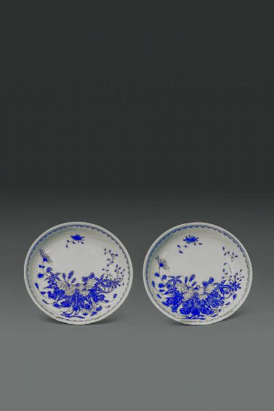 COPPIA DI PICCOLI PIATTI : Coppia di piccoli piatti in porcellana bianca e blu  - Asta Asta di Arte Orientale - Associazione Nazionale - Case d'Asta italiane