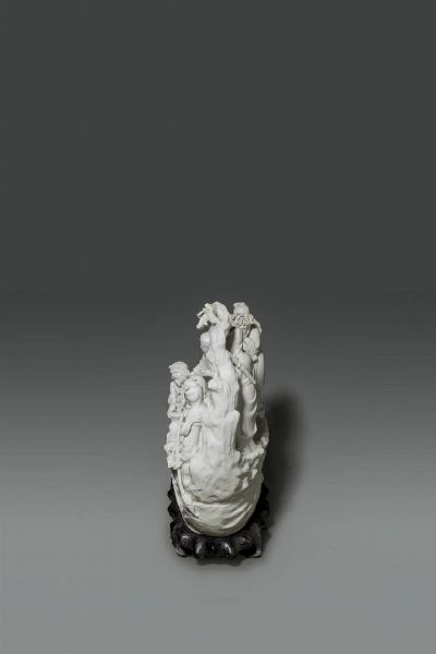 SCULTURA : Gruppo in porcellana blanc de chine raffigurante scena di vita comune con personaggi   Cina  Repubblica  XX secolo H cm 29x27x13  - Asta Asta di Arte Orientale - Associazione Nazionale - Case d'Asta italiane
