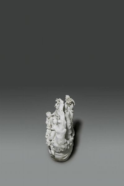 SCULTURA : Gruppo in porcellana blanc de chine raffigurante scena di vita comune con personaggi  Cina  Repubblica  XX sec H cm 29x28  - Asta Asta di Arte Orientale - Associazione Nazionale - Case d'Asta italiane