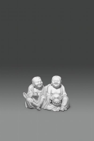 SCULTURA : Gruppo in porcellana blanc de chine rappresentante due monaci seduti  Cina  dinastia Qing  XIX sec H cm 11x16  - Asta Asta di Arte Orientale - Associazione Nazionale - Case d'Asta italiane