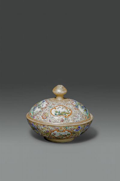 PORTAVIVANDE : Portavivande in porcellana Famiglia Rosa decorata con fiori e paesaggi entro riserve  Cina  XX sec H cm 18 Diam cm 21 5  - Asta Asta di Arte Orientale - Associazione Nazionale - Case d'Asta italiane