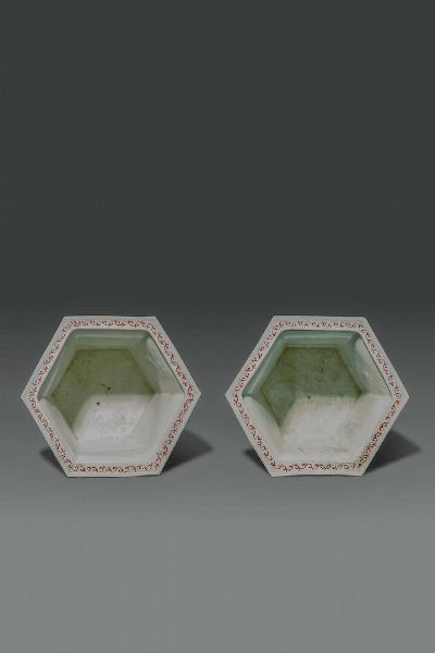 COPPIA DI FIORIERE : Coppia di fioriere in porcellana Famiglia Rosa  dipinte con iscrizioni e personaggi  Cina  Repubblica  XX sec H cm 16 Diam cm 23  - Asta Asta di Arte Orientale - Associazione Nazionale - Case d'Asta italiane