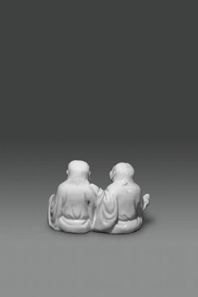 SCULTURA : Gruppo in porcellana blanc de chine rappresentante due monaci seduti  Cina  dinastia Qing  XIX sec H cm 11x16  - Asta Asta di Arte Orientale - Associazione Nazionale - Case d'Asta italiane
