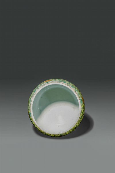 PICCOLA VASCA : Piccola vasca in porcellana Famiglia Verde con decori di vasi fiori e pesci  Cina dinastia Qing  XIX sec H cm 13 Diam cm 20  - Asta Asta di Arte Orientale - Associazione Nazionale - Case d'Asta italiane