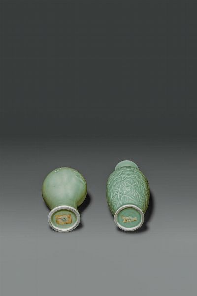 COPPIA DI VASI : Coppia di vasi in porcellana celadon  Cina  dinastia Qing  XIX sec H cm 24 Diam cm 11 H cm 19 Diam 11  - Asta Asta di Arte Orientale - Associazione Nazionale - Case d'Asta italiane