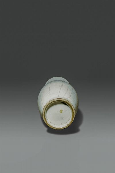 VASO : Vaso in porcellana bianca con crackles  Cina  dinastia Qing  XIX sec H cm 59 Diam cm 24  - Asta Asta di Arte Orientale - Associazione Nazionale - Case d'Asta italiane