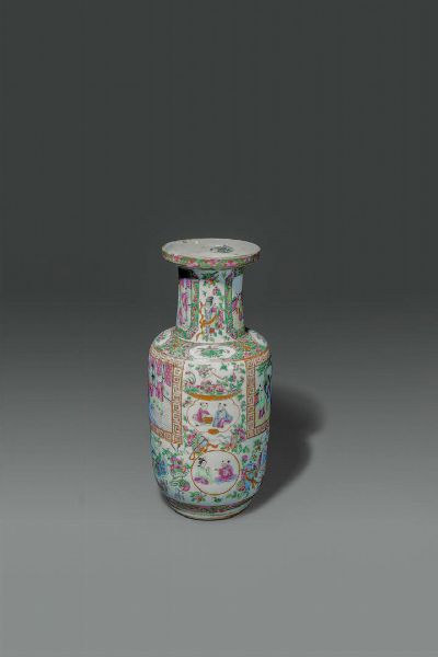 VASO : Vaso in porcellana Canton  Cina  dinastia Qing  XIX  H cm 35 Diam cm 17  - Asta Asta di Arte Orientale - Associazione Nazionale - Case d'Asta italiane