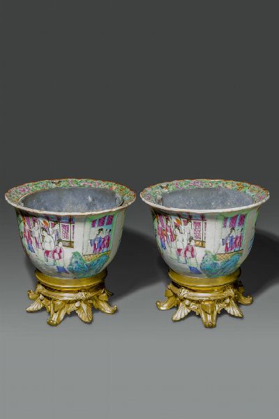 COPPIA DI GIARDINIERE : Coppia di giardiniere in porcellana Canton  montate su bronzo dorato  Cina  dinastia Qing  XIX sec H cm 26 Diam cm 27.5  - Asta Asta di Arte Orientale - Associazione Nazionale - Case d'Asta italiane