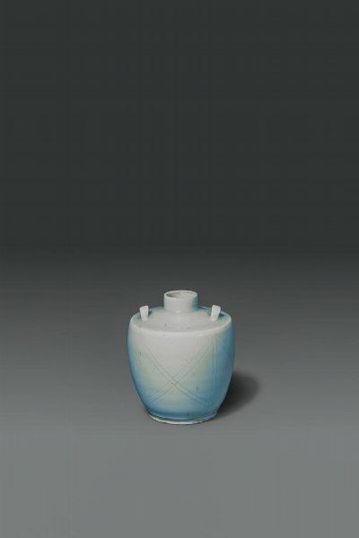 VASO : Vaso in porcellana celadon  Cina  dinastia Ming  XVII sec H cm 10 5x9 5  - Asta Asta di Arte Orientale - Associazione Nazionale - Case d'Asta italiane