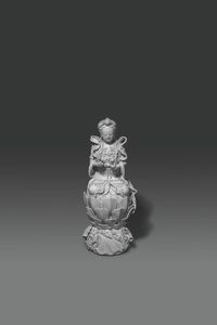 FIGURA DI GUANYIN - Figura di Guanyin seduto nella posizione del loto in porcellana blanc de chine marchiata sul retro  Cina  dinastia  [..]