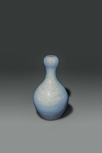 VASO - Vaso a forma di zucca blanc de chine decorato con draghi a rilievo  Cina  dinastia Qing  XIX Sec. H cm 41x23