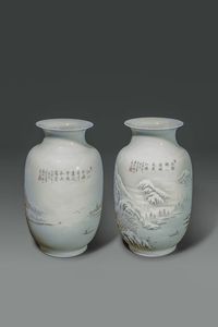 COPPIA DI VASI - Coppia di vasi in porcellana con paesaggi invernali e iscrizioni  Cina  Repubblica  XX sec H cm 31 5 Diam cm 1 [..]